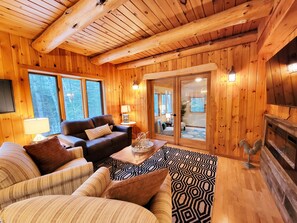 TV - Superior Woods Private Woodland Retreat (Duluth)