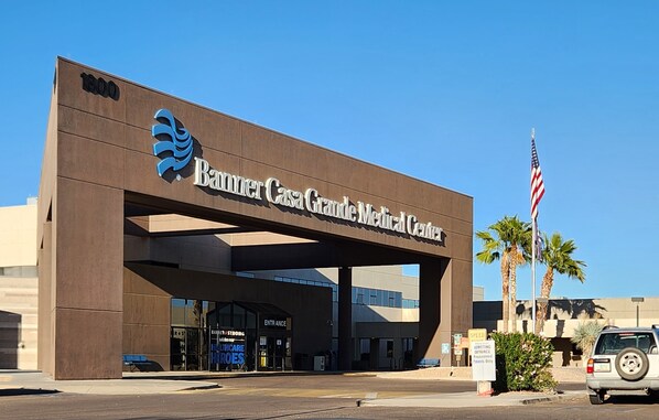 Un edificio con un letrero que dice "Banner Casa Grande Medical Center".