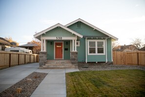 Exterior - The Biggest Little House in Reno Midtown! Cozy Home Theatre  & Backyard BBQ (Reno)