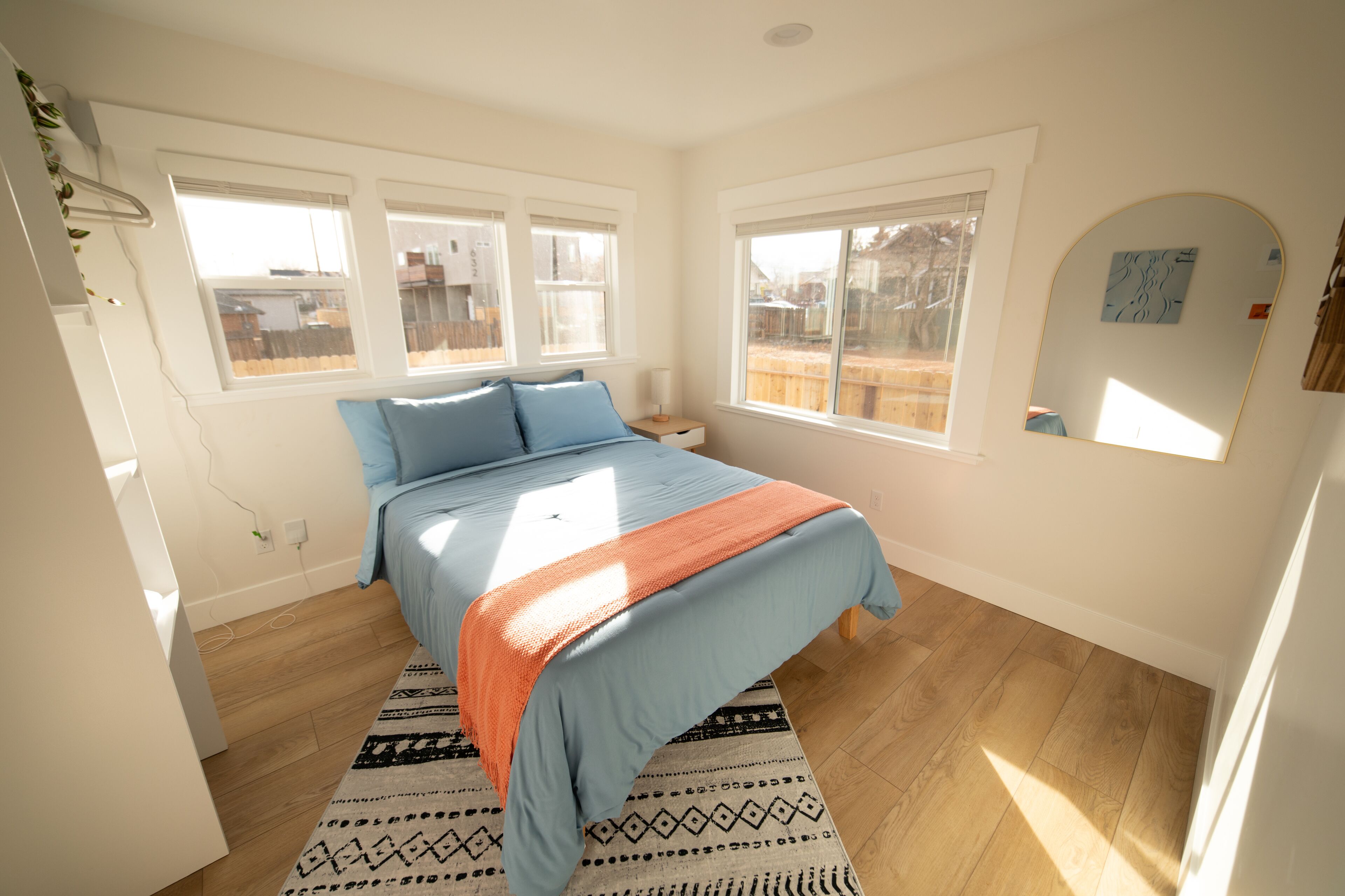 3 habitaciones, escritorio y tabla de planchar con plancha 
