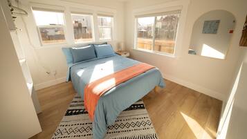 3 habitaciones, escritorio y tabla de planchar con plancha