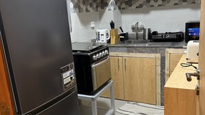 コーヒー / ティーメーカー、冷蔵庫、電子レンジ、オーブン