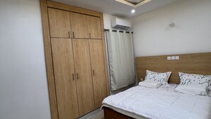 2 室のベッドルーム、アイロン / アイロン台、WiFi、ベッドシーツ