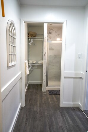 Hair dryer, towels, soap, shampoo - Stylish Studio Apartment (York)