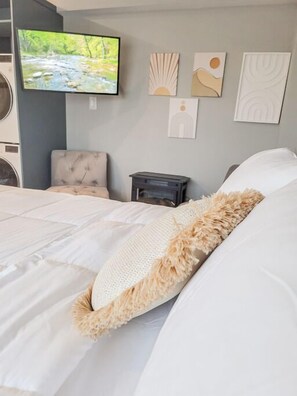 1 bedroom, desk, free WiFi, bed sheets