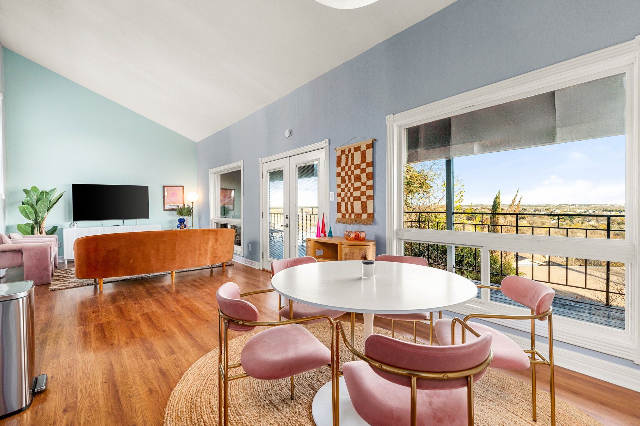Amazing View, Spacious, Safe & Quiet Stay!