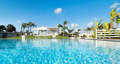 Stunning private villa for 10 people with A/C, WIFI, pool, TV and terrace