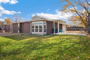 Exterior - Cozy two bedroom home with beautiful landscaped yard. (Denver)