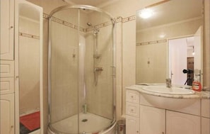 Serviettes fournies, savon, shampoing, papier toilette