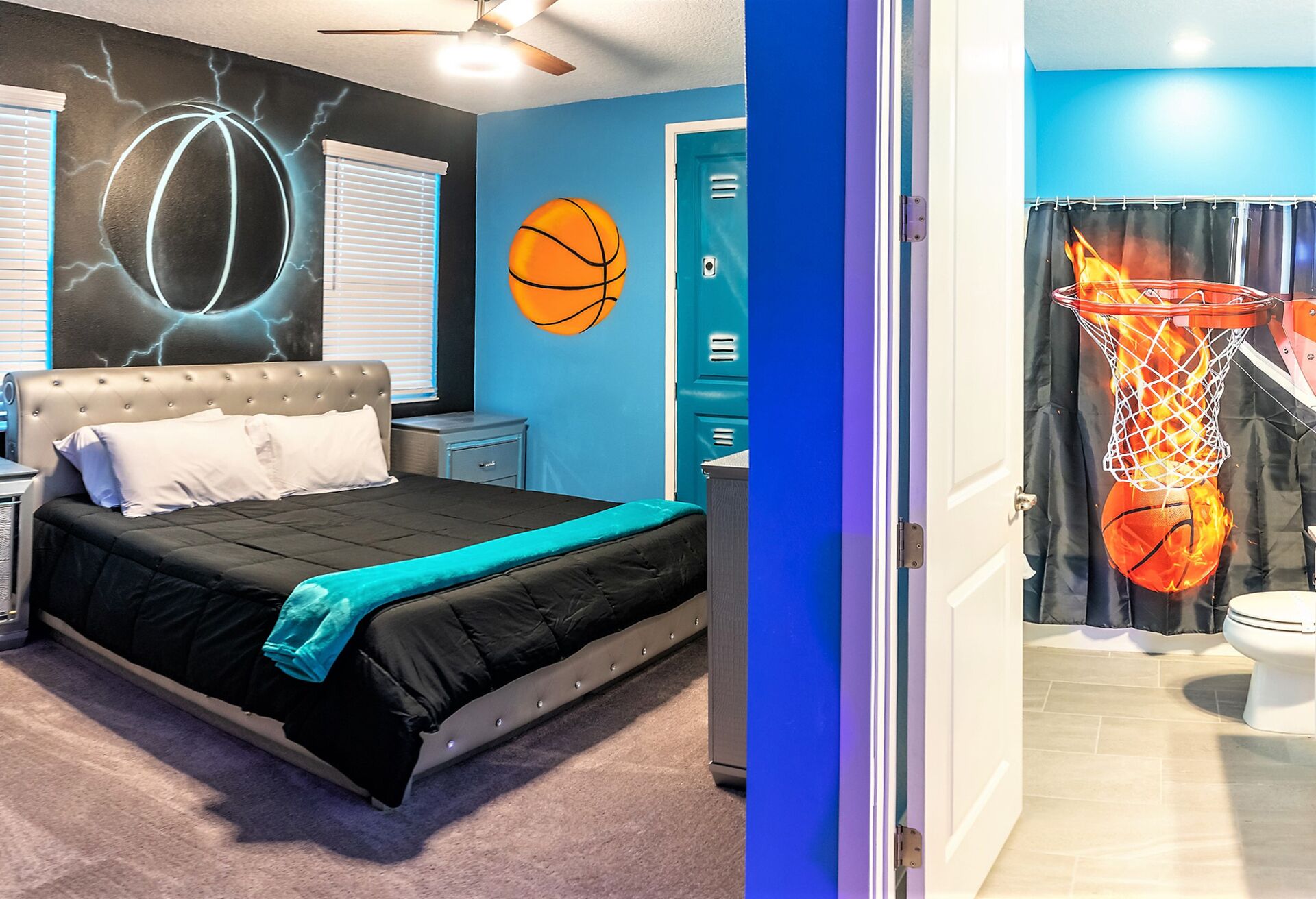 Une chambre à coucher comprenant un lit, une table de chevet, une commode et un mur décoré avec un motif représentant un ballon de basket et un éclair.