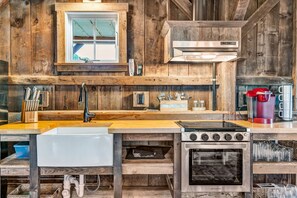 Fridge, microwave, oven, stovetop - Converted Carriage Barn - The Carriage House Unit2 (Quechee)