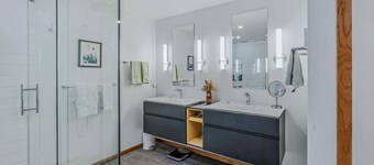 Sauna, Close to Club - Gracious Dartmouth Place 9B