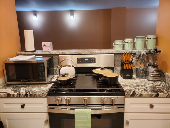 Private kitchen - Cozy one bedroom for Business and travel nurses (Arlington)