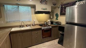 Cookware/dishes/utensils, spices, paper towels