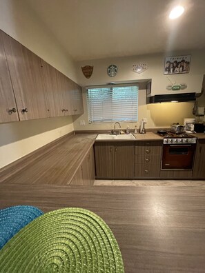 Kjøkkenutstyr, krydder og papirhåndklær