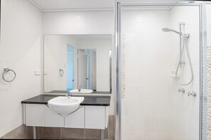 Shower, hair dryer, towels