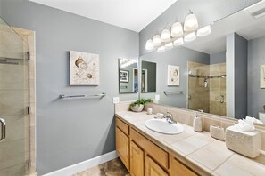 Shower, hair dryer, towels, soap - Beautiful San Clemente Beach Condo, Walking to the Sand (San Clemente)