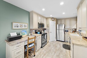 Fridge, microwave, oven, stovetop - Beautiful San Clemente Beach Condo, Walking to the Sand (San Clemente)