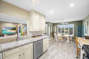 Fridge, microwave, oven, stovetop - Beautiful San Clemente Beach Condo, Walking to the Sand (San Clemente)