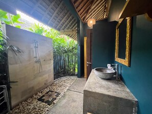 Shower, pengering rambut, kloset, dan handuk