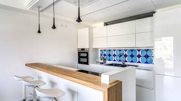 Frigorifero, microonde, forno, piano cottura