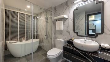 Deluxe Double Room, Bathtub | Bathroom