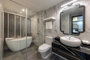 Habitación Deluxe doble, bañera | Baño | Ducha, artículos de higiene personal gratuitos y secador de pelo
