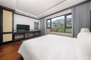Penthouse Deluxe | Escritorio, insonorización, wifi gratis y ropa de cama 