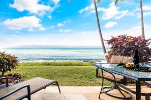 Outdoor dining - Wake to Ocean views and cozy vibes, Maui hideway (Lahaina)