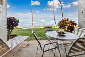 Outdoor dining - Sunset magic awaits ,1bd Condo with ocean views (Lahaina)