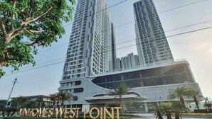 Un edificio moderno con un cartel llamativo que dice "INHOMES WEST POINT".