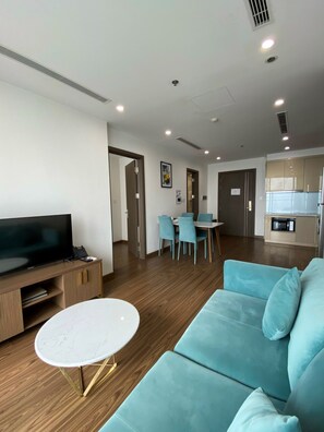 Desk, blackout curtains, soundproofing, free WiFi - Vinhomes Westpoint Managed by Anstay Residence (Hanoi)