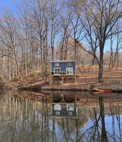 Rockwall Cabin on the Pond! Cool spot, 10 minute drive to Hickory. 