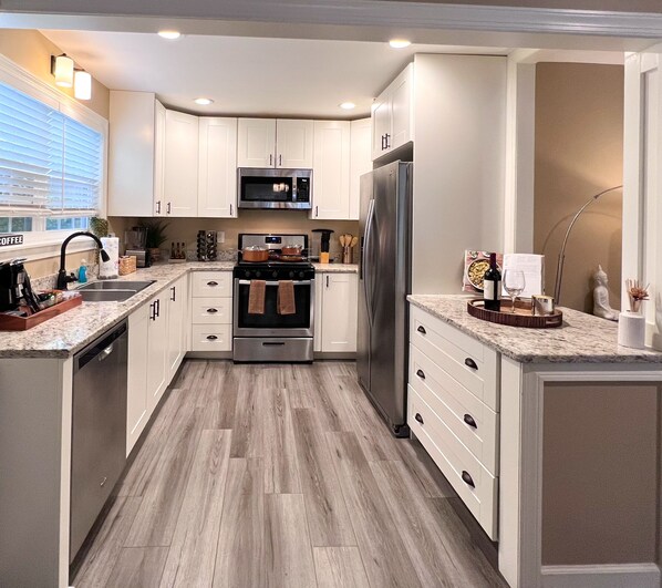 Fridge, microwave, oven, stovetop - NEW! King Bed, Fire Place, Near ATL W/ Patio (Norcross)