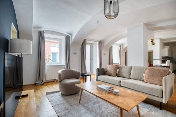 TV, stereo - Renovated Leopoldstadt 1BR, Fully Furnished & Decorated, by Blueground (Vienna)