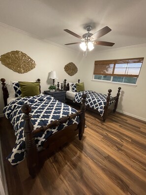 3 bedrooms, desk, iron/ironing board, free WiFi - The Burrows House located in The Pinewoods of Nacogdoches   (Nacogdoches)
