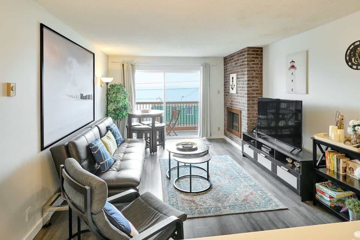 Télévision, cheminée, lecteur de DVD, table de tennis de table