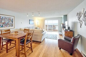 TV, DVD player, ping pong - Pet Friendly Condo. Ocean Views. Beach Access. (Lincoln City)