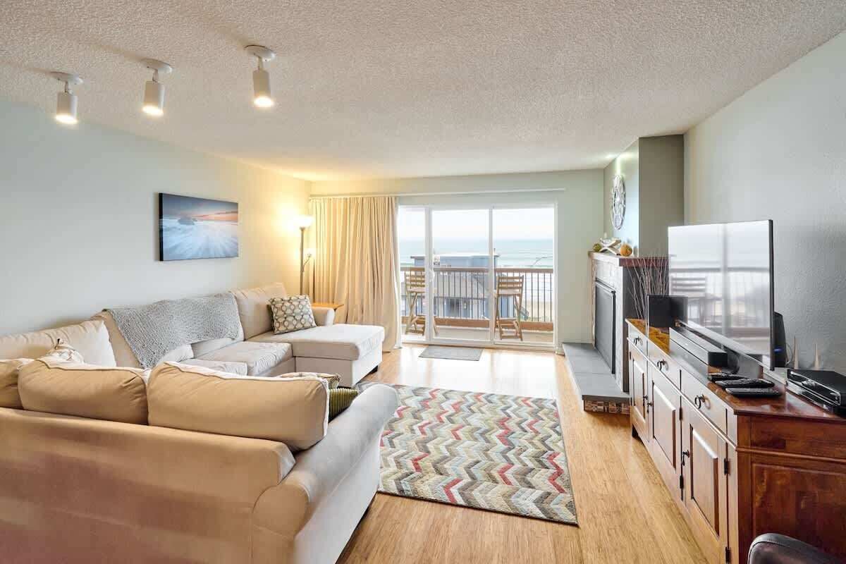 Televisión, reproductor de DVD, mesa de ping pong