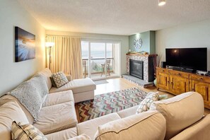 TV, DVD player, ping pong - Pet Friendly Condo. Ocean Views. Beach Access. (Lincoln City)