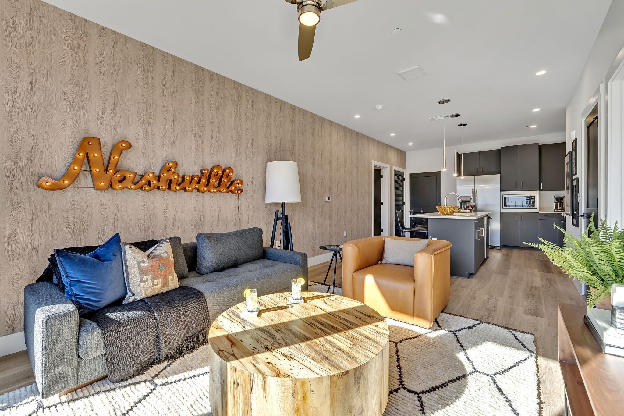Modern Edge-Odyssey- Pool & Gym- Mins to Broadway!