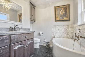 Combined shower/tub, hair dryer, towels