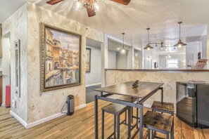 Family dining - The Keys (Colorado Springs)