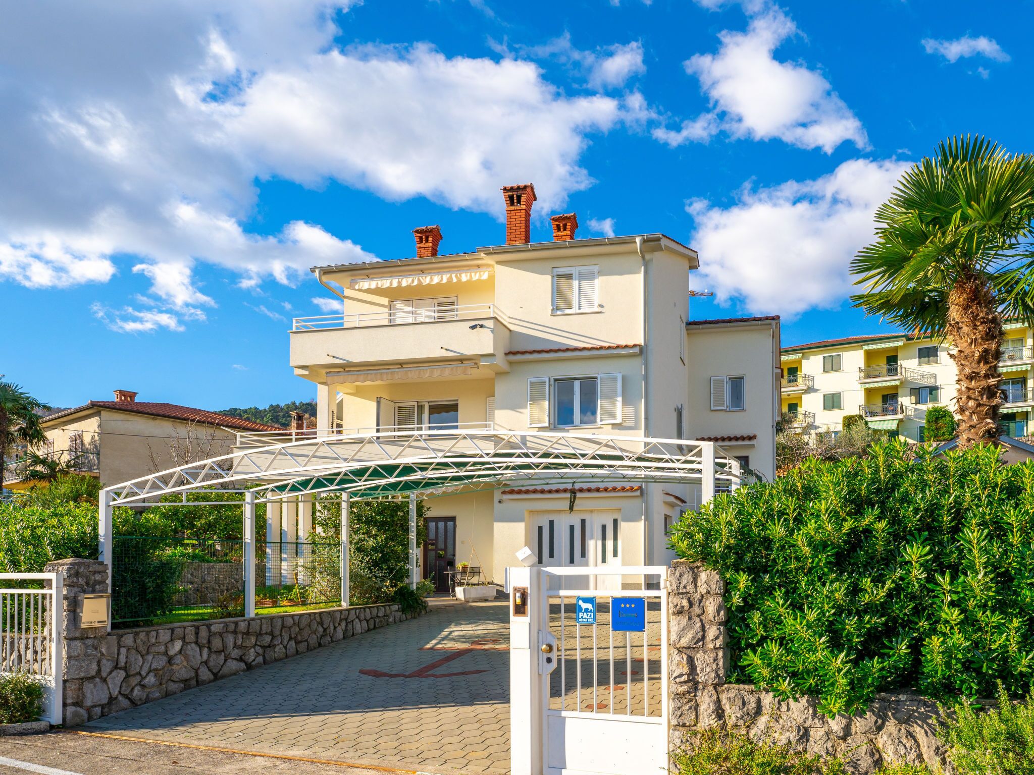 المنشأة من الخارج