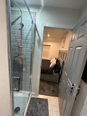 Shower, hair dryer, towels - Immaculate 4-Bed detached House in Bootle (Bootle)