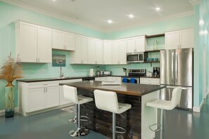 Fridge, microwave, oven, stovetop - Cozy Cowan Road Cottage- a feel of the Mississippi Gulf Coast. (Gulfport)