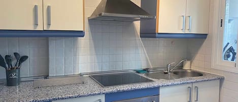 Réfrigérateur, four à micro-ondes