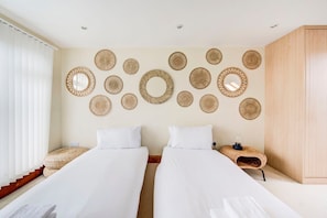 4 bedrooms, desk, iron/ironing board, internet