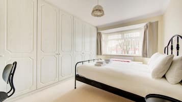 4 bedrooms, desk, iron/ironing board, Internet