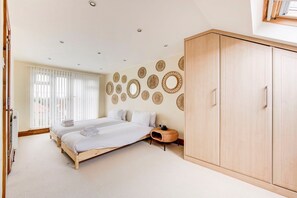 4 bedrooms, desk, iron/ironing board, Internet